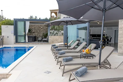 Villa Oscar mit beheiztem Pool in Makarska