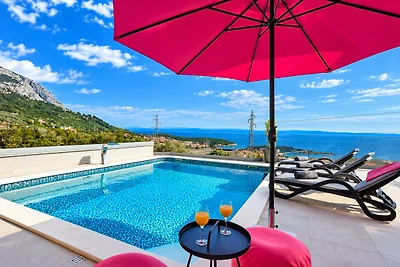 Villa Astra mit beheiztem Pool