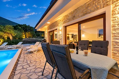 Villa Dolac mit Pool und Garten