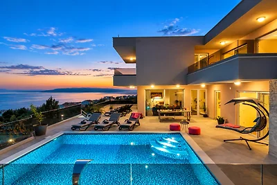 Villa Astra mit beheiztem Pool