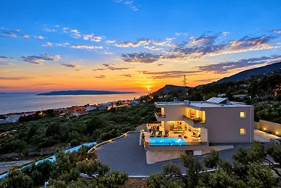 Villa Astra mit beheiztem Pool