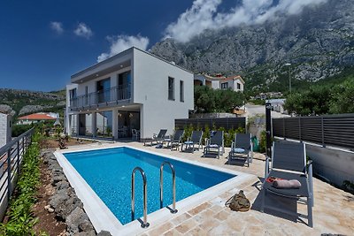 Villa Smart with pool in Makarska