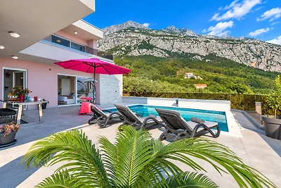 Villa Astra mit beheiztem Pool