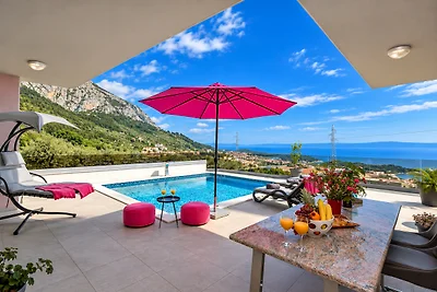 Villa Astra mit beheiztem Pool