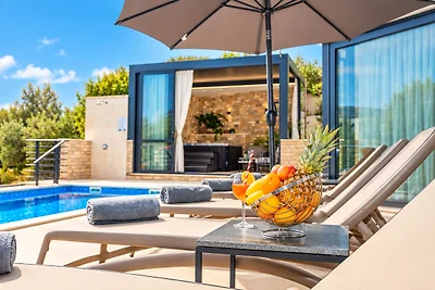 Villa Oscar mit beheiztem Pool in Makarska