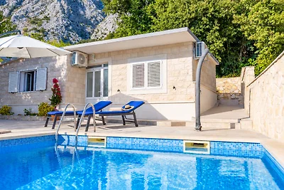 Kleines Ferienhaus Girani mit Pool