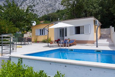 Kleines Ferienhaus Girani mit Pool