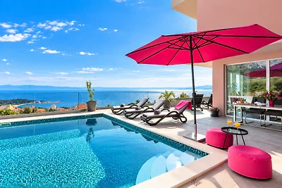 Villa Astra mit beheiztem Pool