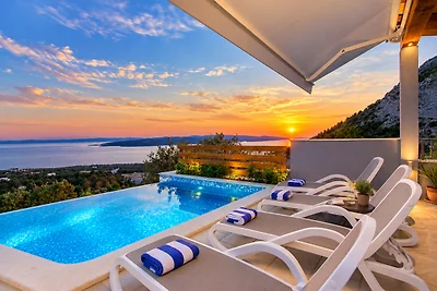 Steinvilla Dado mit infinity Pool
