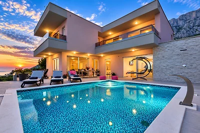 Villa Astra mit beheiztem Pool