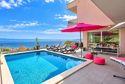 Villa Astra mit beheiztem Pool
