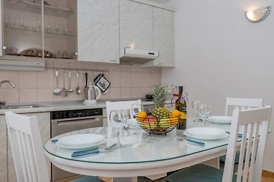 Karmela in Makarska für vier