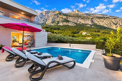 Villa Astra mit beheiztem Pool