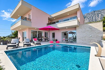 Villa Astra mit beheiztem Pool
