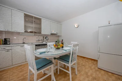 Karmela in Makarska für vier