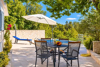 Kleines Ferienhaus Girani mit Pool