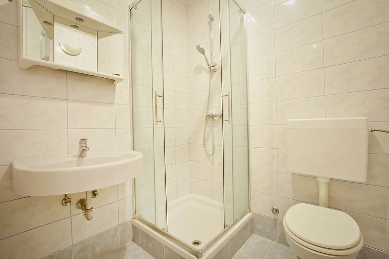 Gemütliches Schlafzimmer mit stilvollem Design und bequemer Bettwäsche.