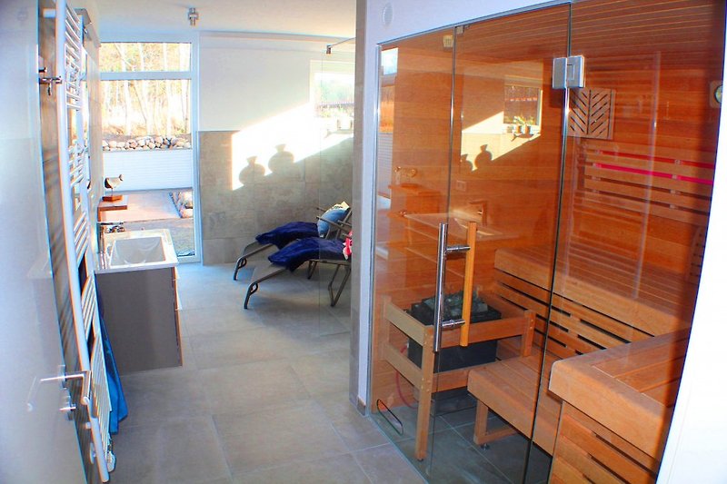 Wellness with sauna and large walk-in shower on the ground floor.