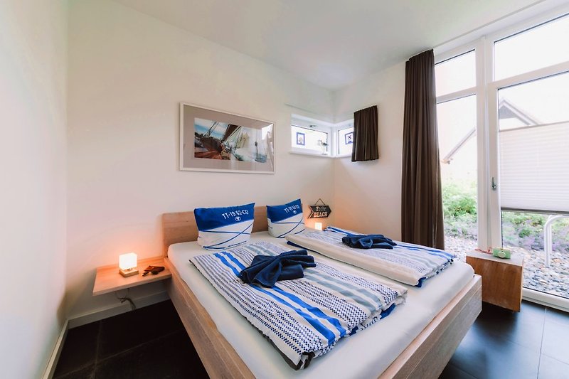 1. Camera da letto al piano terra con TV LED (possibilità di oscuramento)