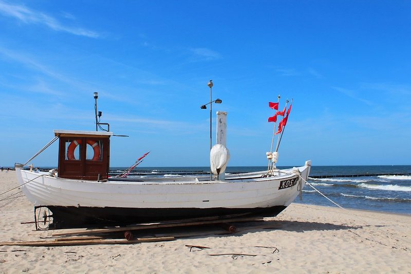 Ribarski brod na širokoj plaži Karlshagena
