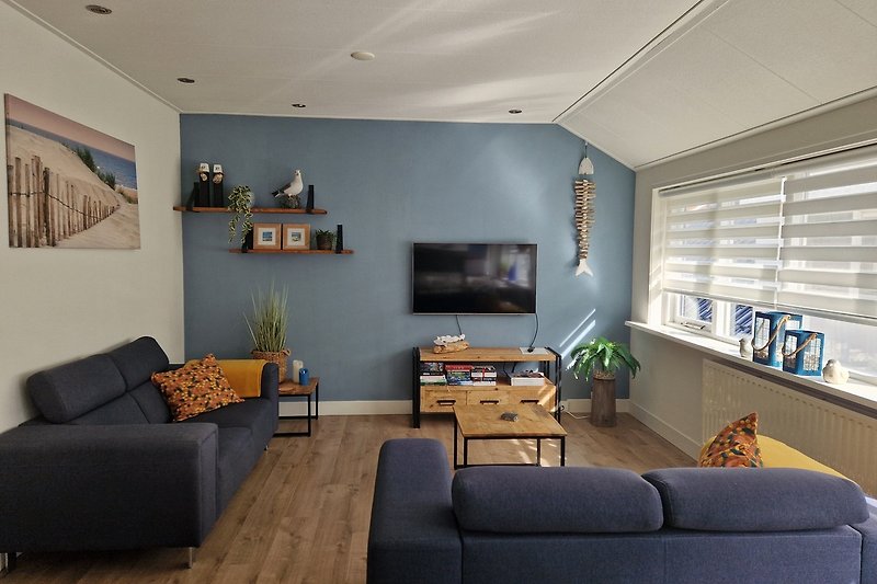 Stilvolles Wohnzimmer mit gemütlicher Couch und moderner Beleuchtung.