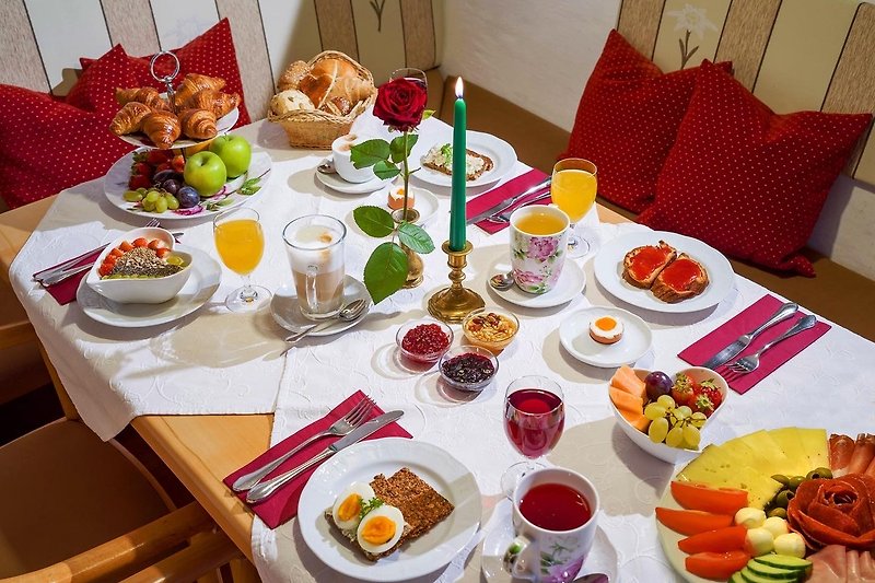 Frühstücksbuffet mit vielen hausgemachten Leckereien - Urlaub in den Alpen