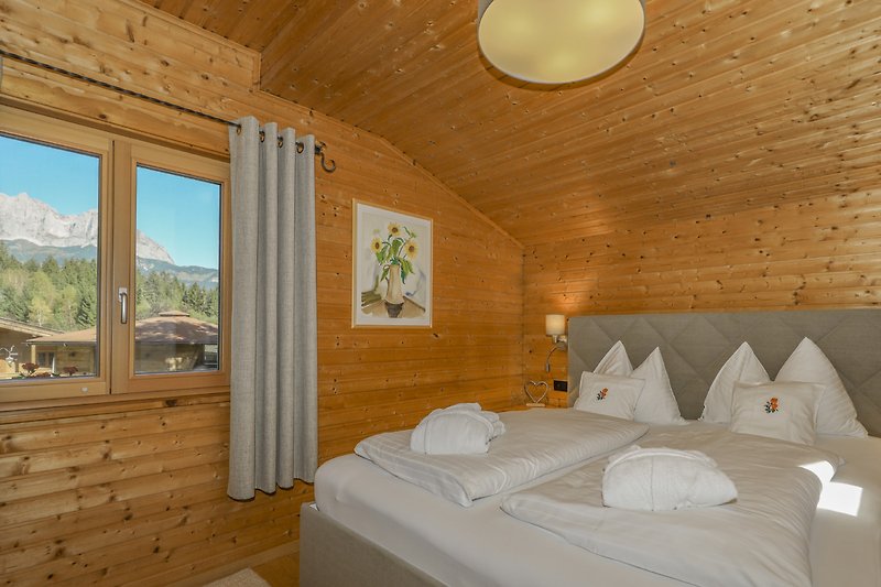 1. Schlafzimmer im Chalet Seerose - charmantes Holzhaus direkt am Pool im 5000 m² Garten