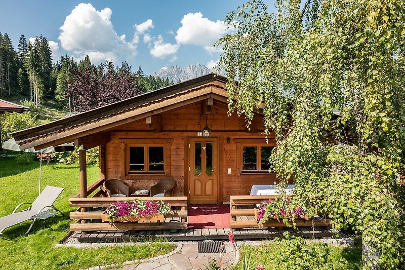 Chalet Lärche im Hotelgarten in Poolnähe - Familienurlaub in Tirol - Chalet mit Bergblick