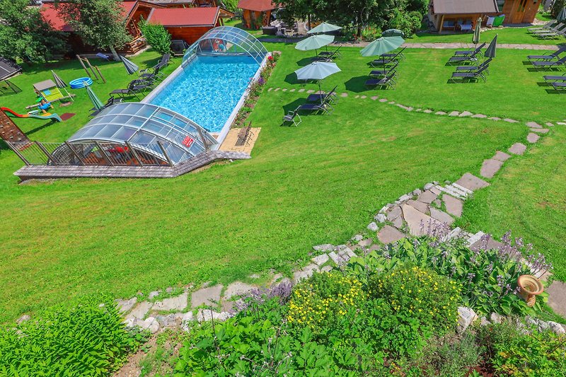 Pool, Garten, Spielplatz - Familienhotel in Tirol