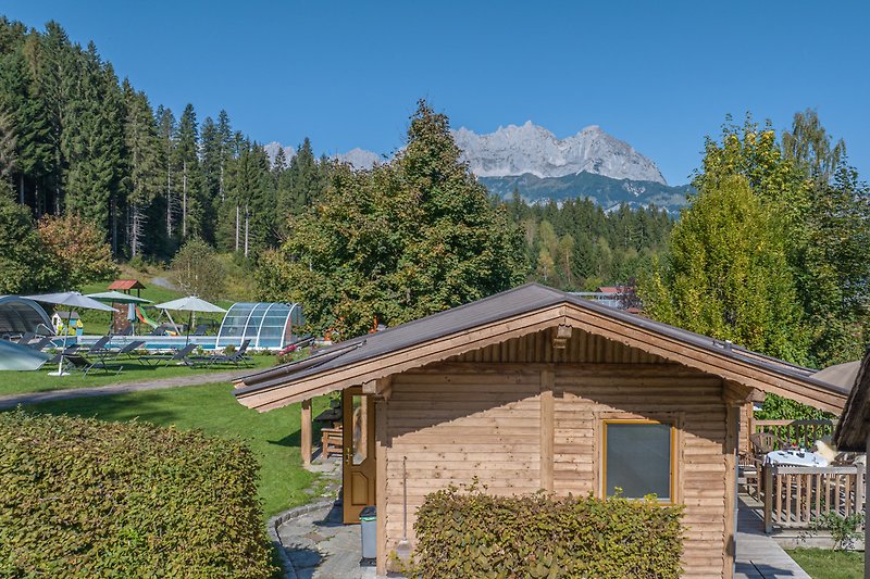 Chalet Seerose im 5000 m² Garten direkt am Pool -Familienurlaub in Tirol