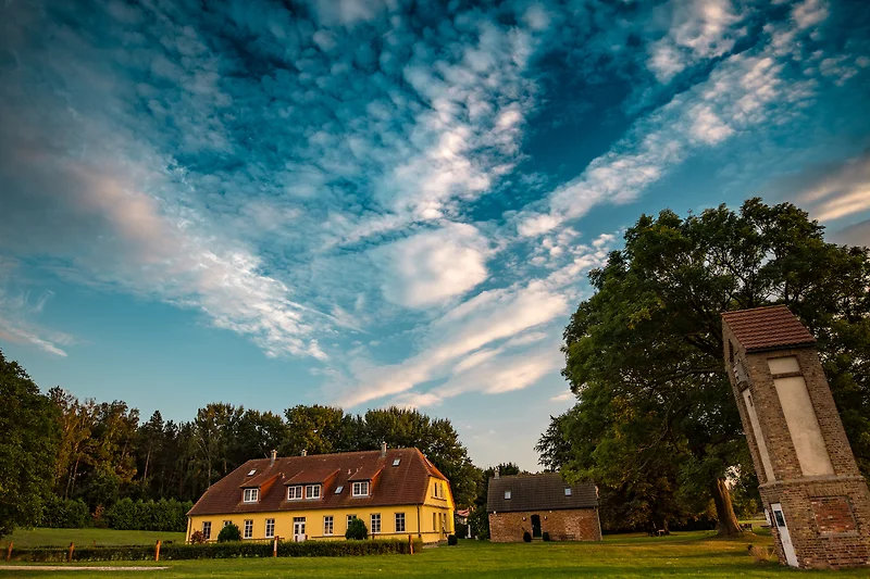 Sonnige Wiesen, traditionelles Landhaus und freier Blick ins Grüne.