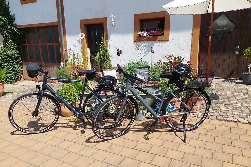 Diese beiden Fahrräder stellen wir unseren Gästen gerne zur Verfügung. Verfügbarkeit zuvor bitte anfragen.