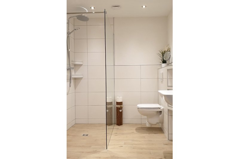 Modernes Bad mit Fußbodenerwärmung, Handtuchwärmer, bodengleicher Dusche, Haartrockner, Schminkspiegel