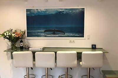 The Whale, 1 min a piedi dal mare