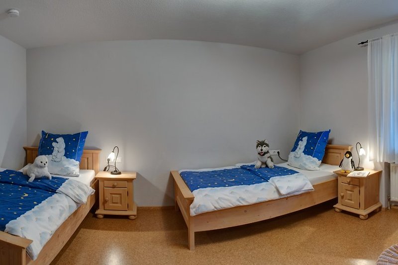 Schlafzimmer mit Einzelbetten Waldoase