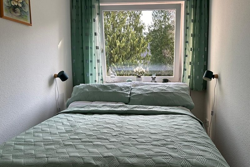 Modernes Schlafzimmer mit stilvoller Einrichtung und bequemem Bett.