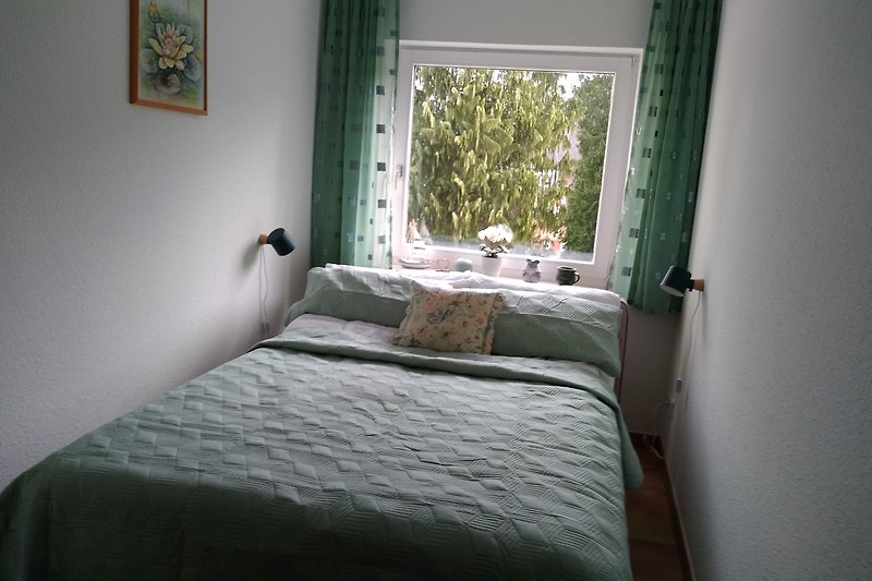schnukeliges Schlafzimmer mit modernen u. bequemen springboxbett mit Blick ins Grüne