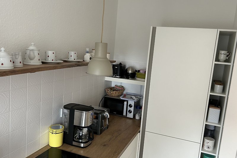Moderne Küche voll ausgestattet mit Kaffeemaschine, Nespressomaschine, Microwelle, u. weitere Geräte