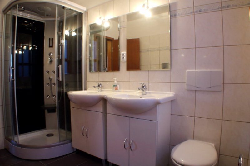 salle de bain spacieuse avec douche confortable, rez-de-chaussée