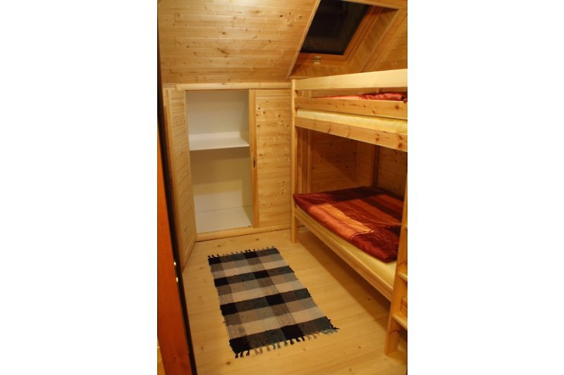 Dormitorio pequeño con una litera, primer piso.