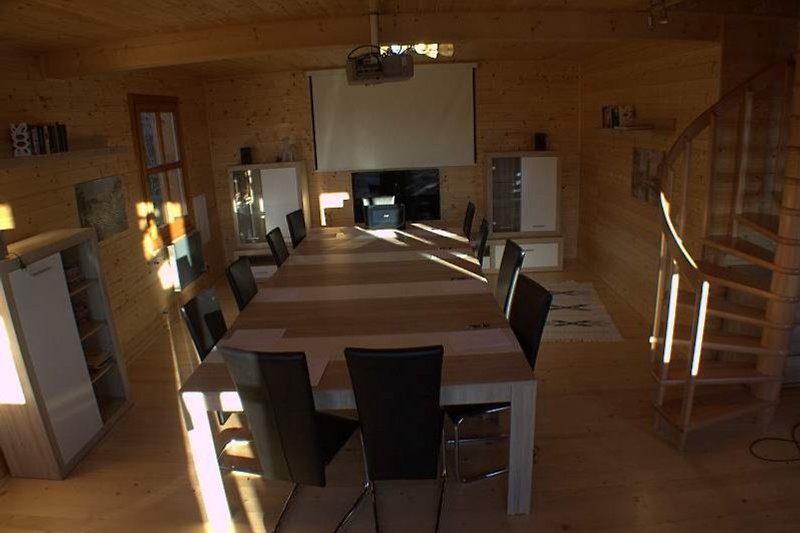 der Wohnraum als Konferenzzimmer mit Videoprojektor und Leinwand