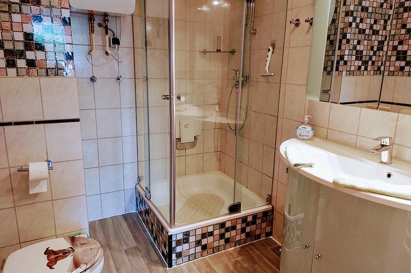 Modernes Badezimmer mit Dusche, Badewanne und Marmor - stilvolles Design.