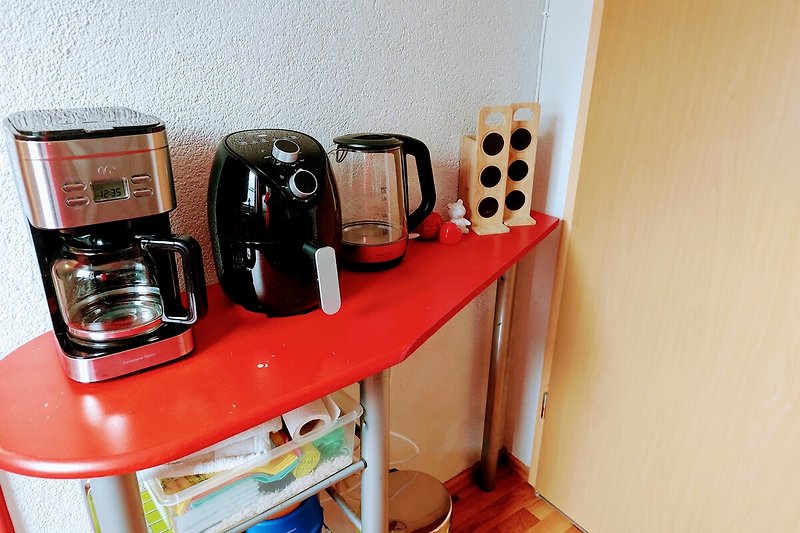 Küche mit Toaster, Wasserkocher und Kaffeemaschine - moderne Ausstattung.