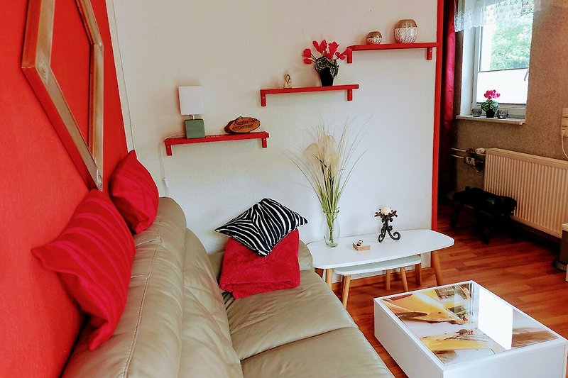Wohnzimmer mit bequemer Couch, Holztisch und Blumen - stilvolle Einrichtung.