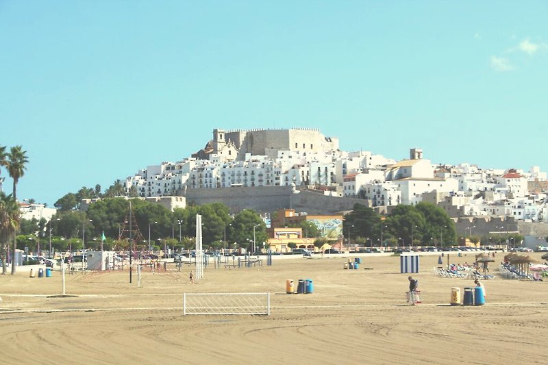 Die Burg von Peñiscola mit Strand