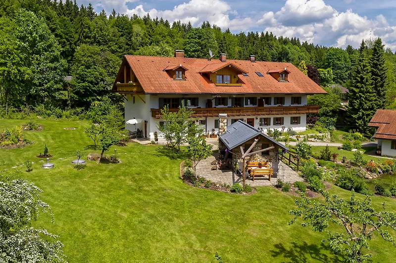 Historisches Landhaus mit Buchen und Tannen umgeben