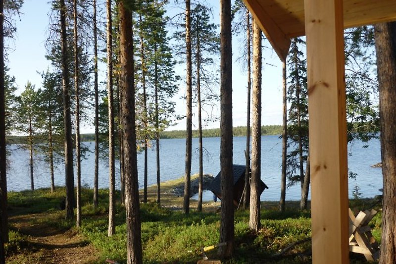 Vista desde la casa hacia la sauna y el lago