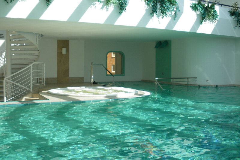 Erholung im Schwimmbad Whirlpool