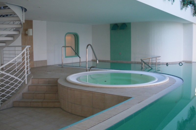 Entspannen Sie im Poolbereich mit Jacuzzi und stilvollem Design.