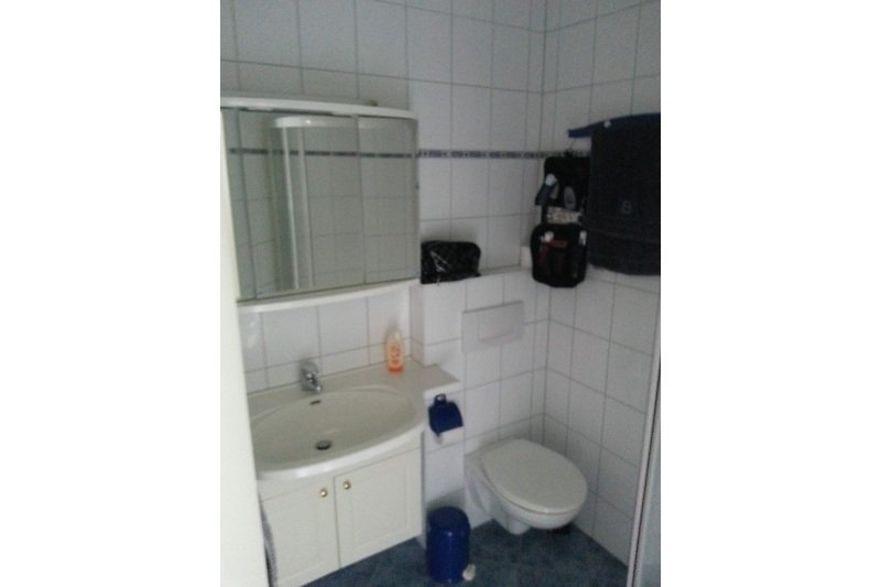 Badezimmer mit schwarzer und lila Einrichtung, Waschbecken und Wasserhahn.